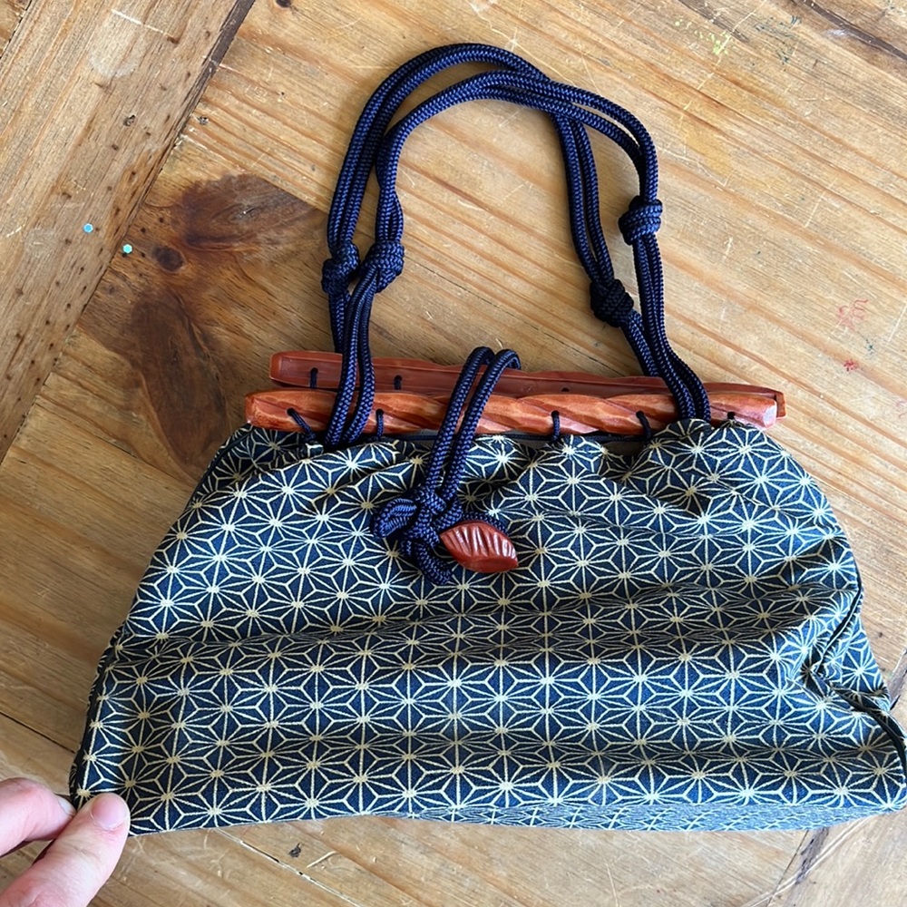 Tiki-chic vantage purse